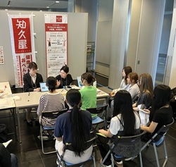 企業ブースで担当者から熱心に話を聞いている学生の様子